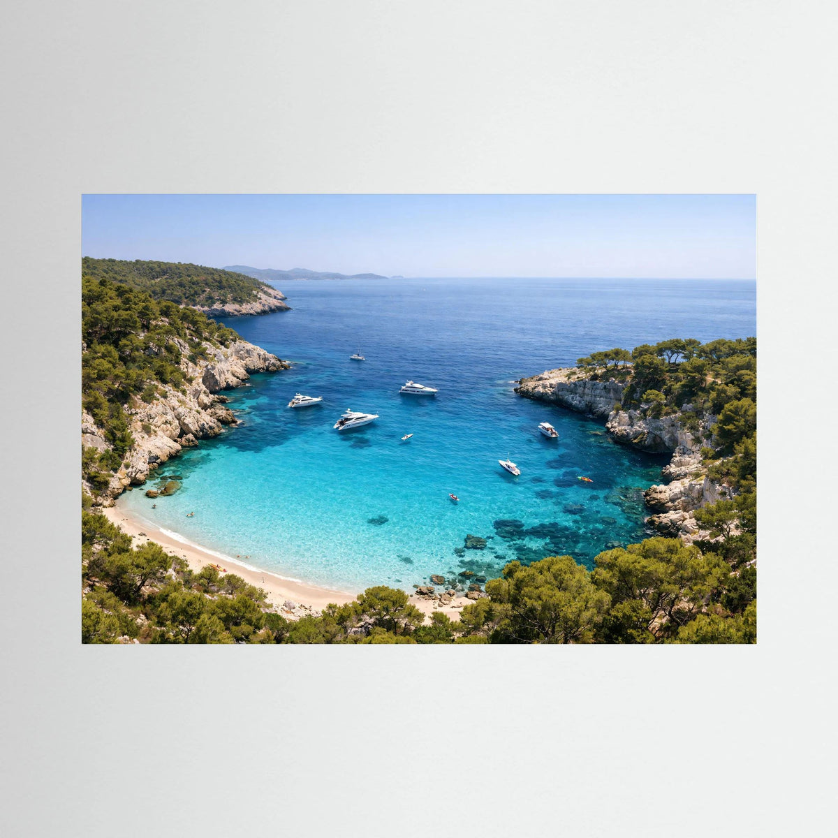 Poster im Querformat mit Küstenbucht, türkisfarbenem Wasser und mehreren Yachten