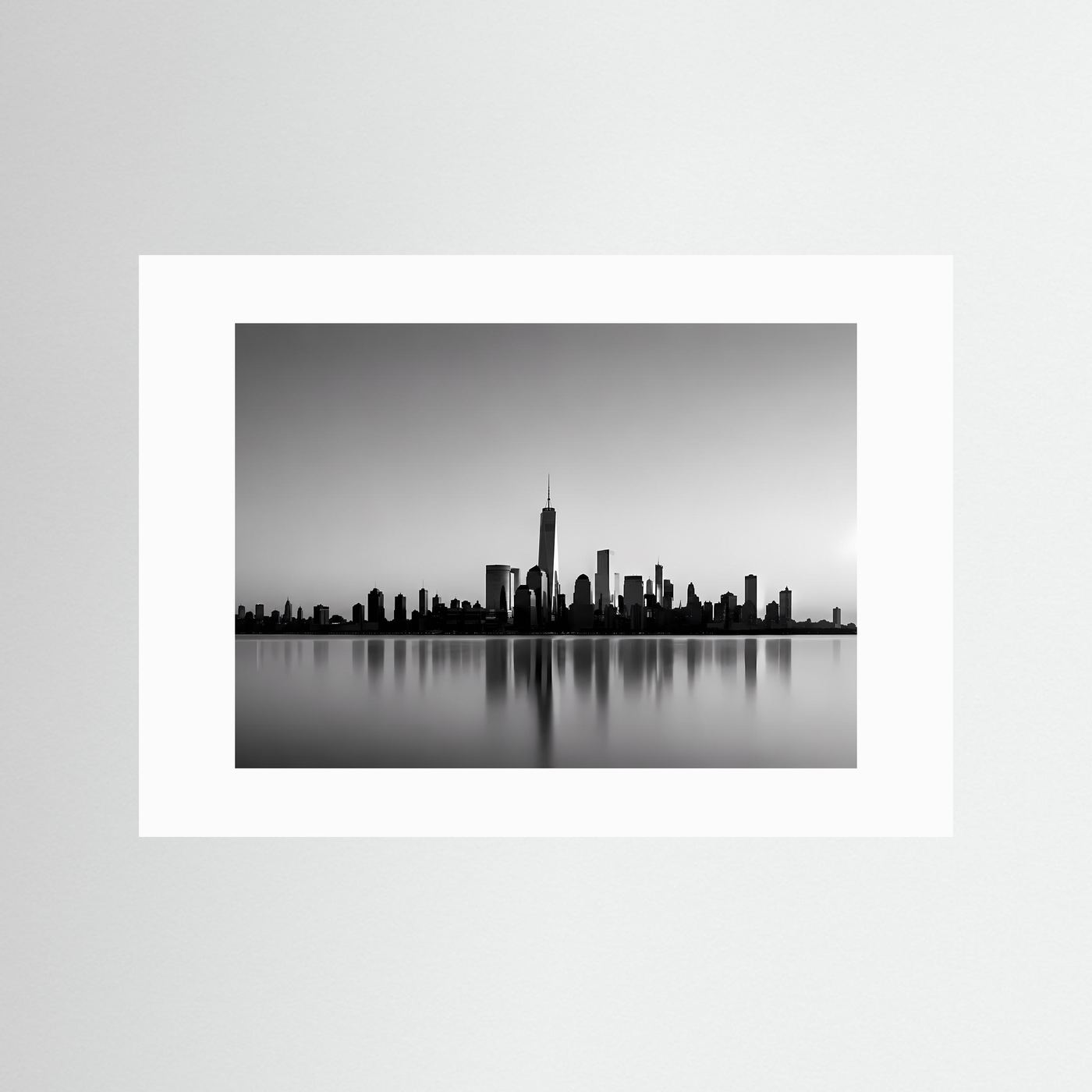 Poster im Querformat mit Schwarz-Weiß-Skyline und Spiegelung, weiße Umrandung