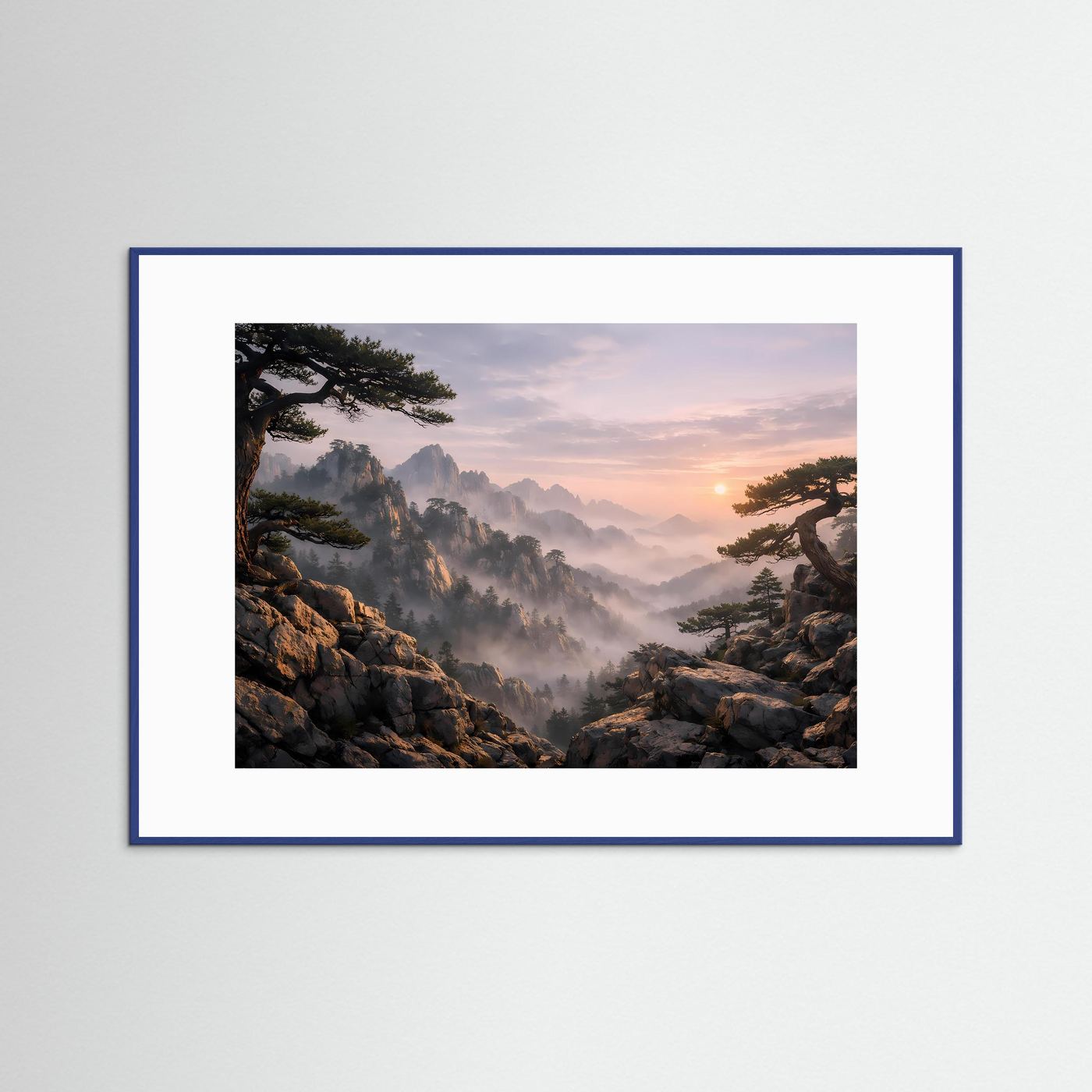 Naturposter mit nebligen Berggipfeln und Sonnenaufgang im Querformat, blauer Rahmen