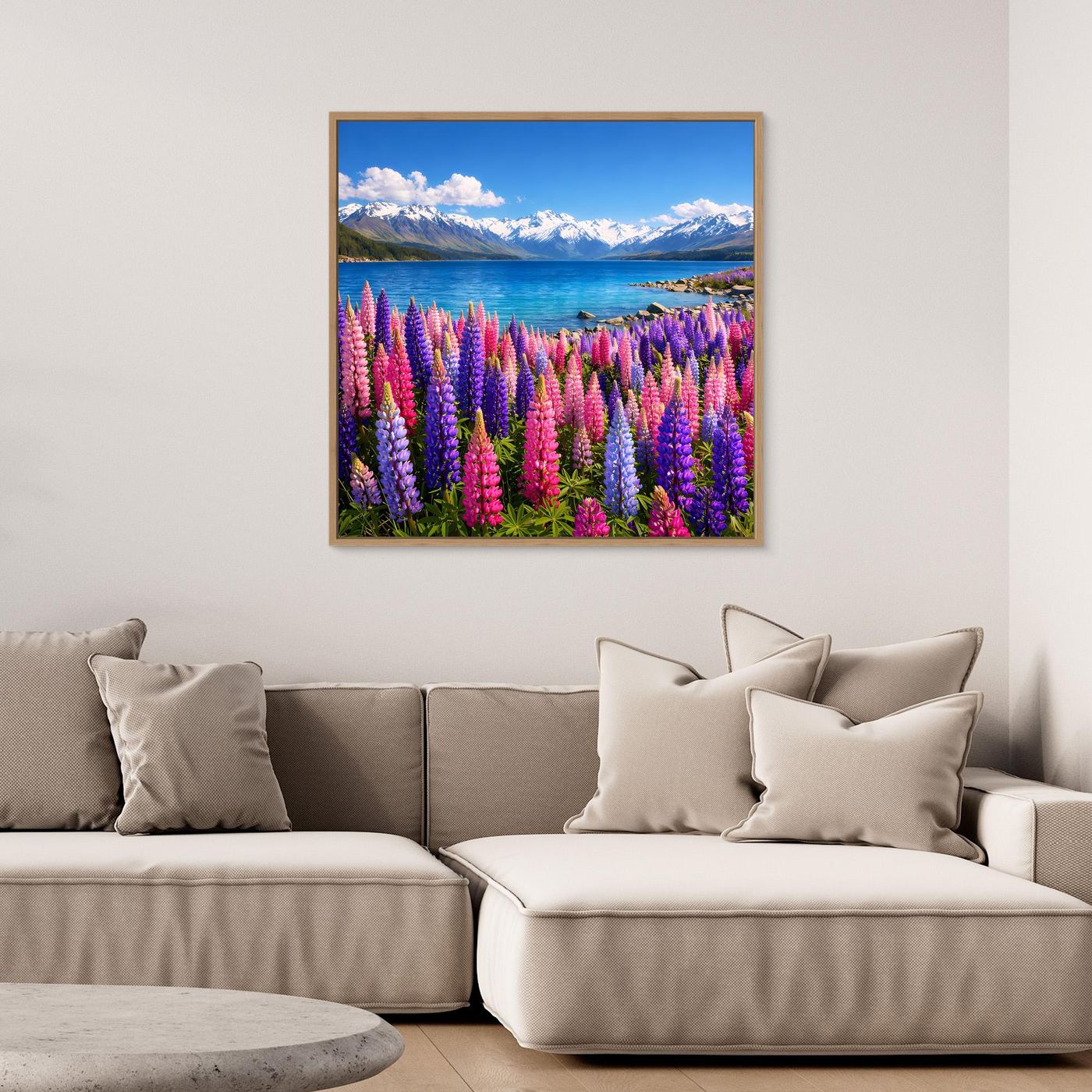 Leinwandbild mit bunten Lupinen am Bergsee im hellbraunen Holzrahmen