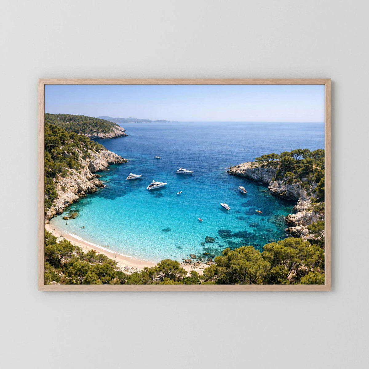 Querformatiges Küstenposter mit hellem Holzrahmen, türkises Meer und Yachten