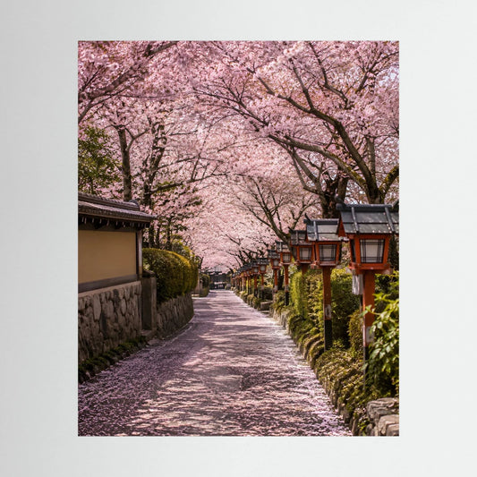 Hochformatiges Poster mit Kirschblütenallee und japanischen Laternen, rosa Blüten