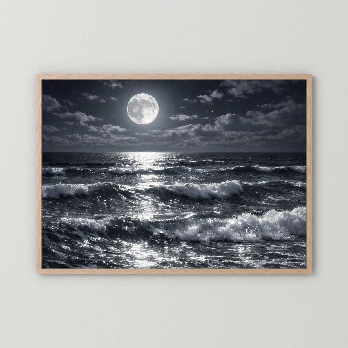 Wandbild mit Mondschein über der See und Meereswellen, Querformat mit beigem Holzrahmen