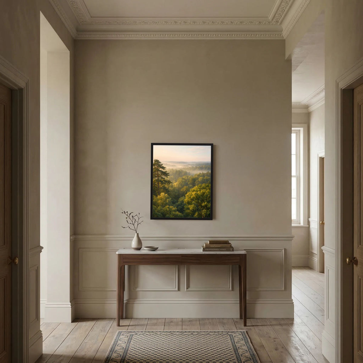 Hochformatposter im schwarzen Rahmen mit Waldlandschaft und sanftem Morgennebel
