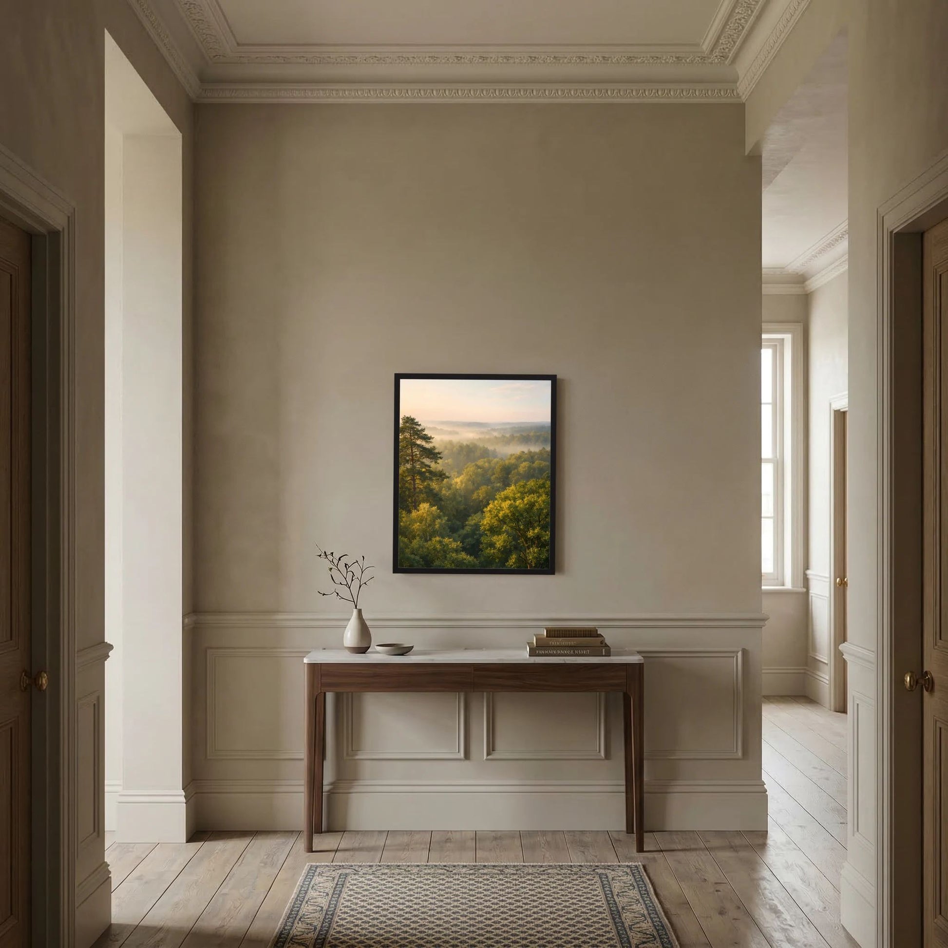 Hochformatposter im schwarzen Rahmen mit Waldlandschaft und sanftem Morgennebel