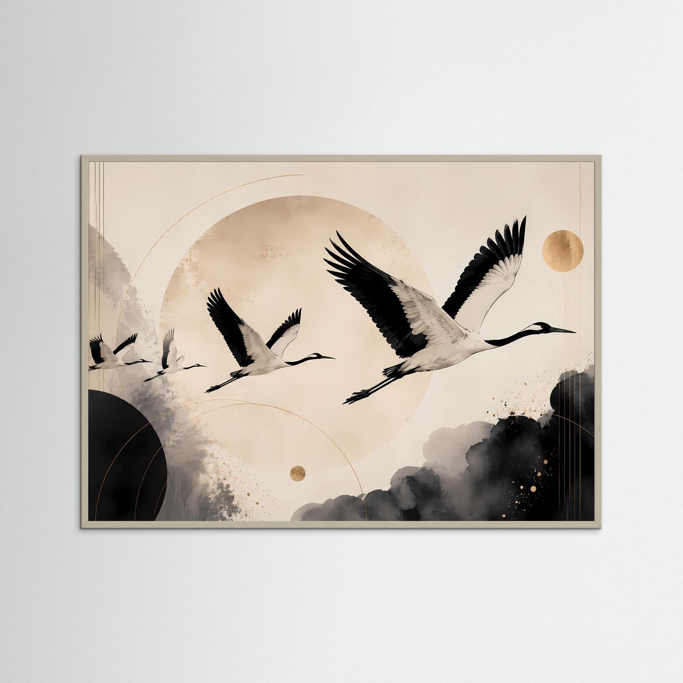 Querformatiges Kranich-Poster im grauem Holzrahmen, schwarz-beige mit goldenen Akzenten