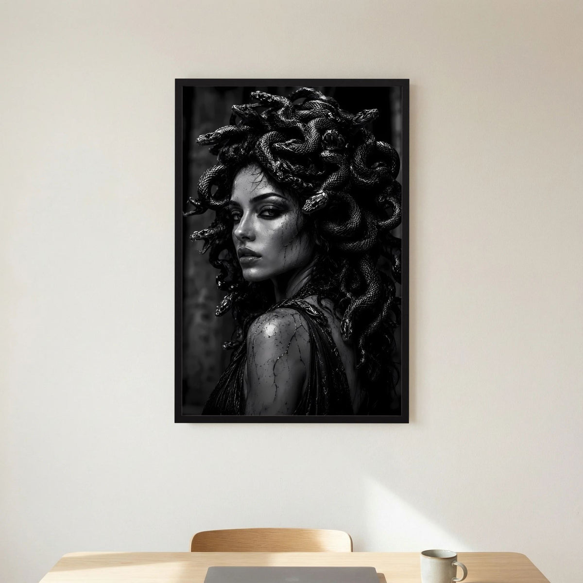 Kunstposter im Hochformat mit schwarzem Rahmen: schwarzweiße Porträtansicht einer Frau mit Schlangenhaar