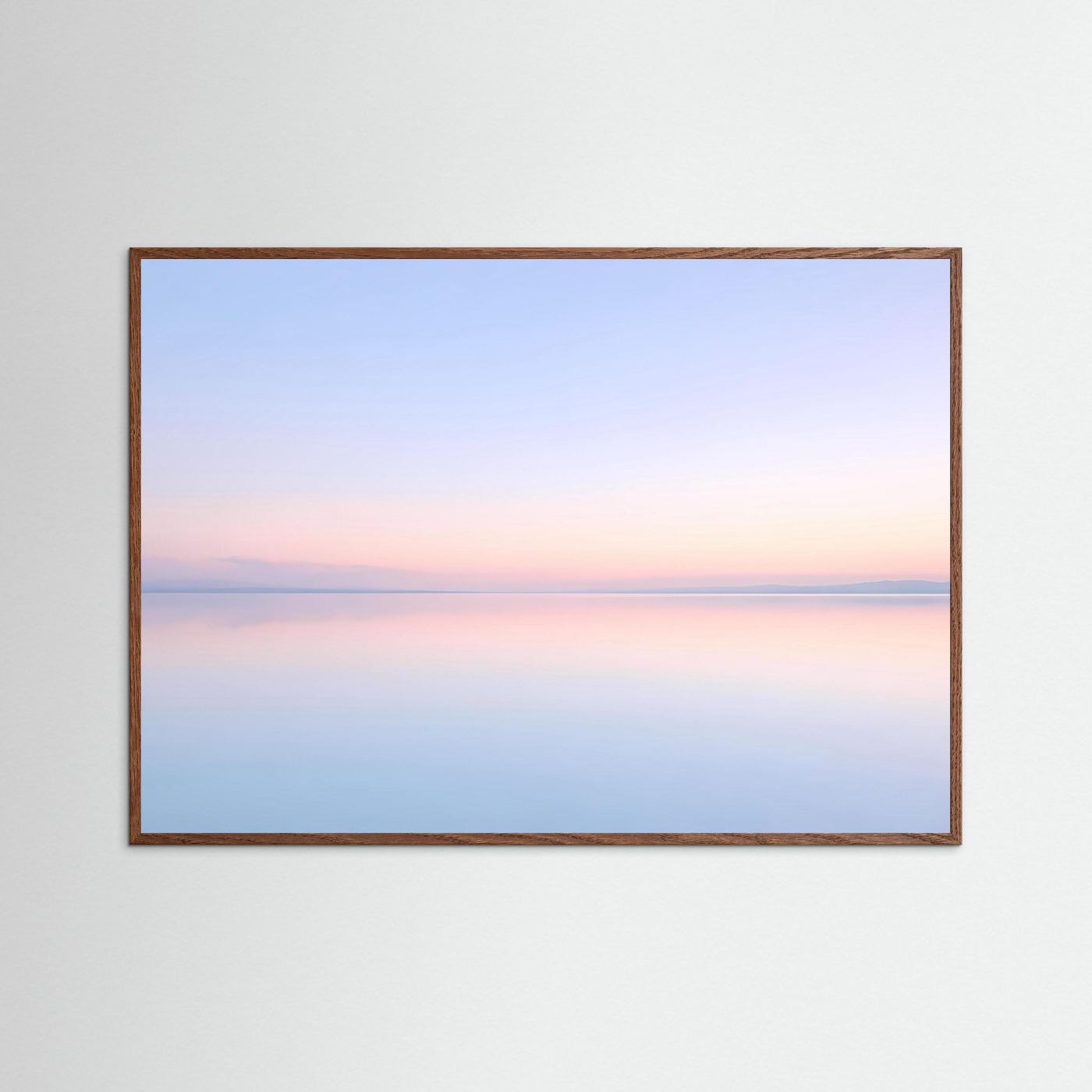 Poster im Querformat mit pastellfarbener See-Reflexion im Sonnenaufgang, dunkelbrauner Holzrahmen