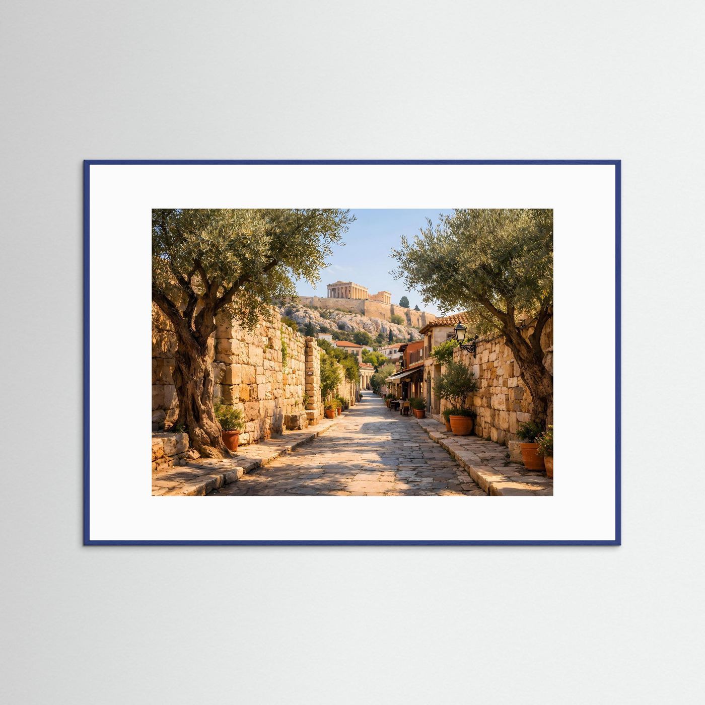 Poster mit Foto einer Altstadtgasse in Athen, blau gerahmt