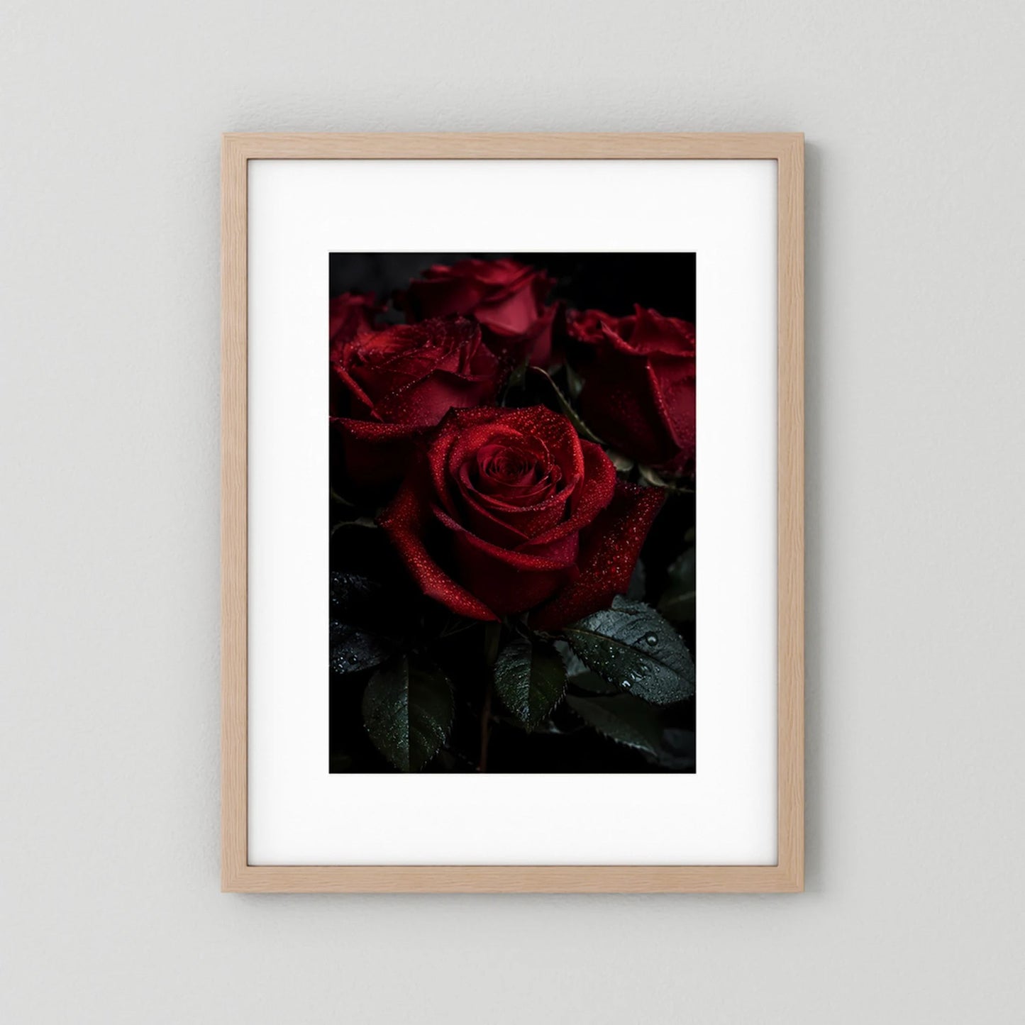Gerahmtes Hochformat-Poster mit dunkelroten Rosen, Tautropfen, Rahmen in hellem Holz