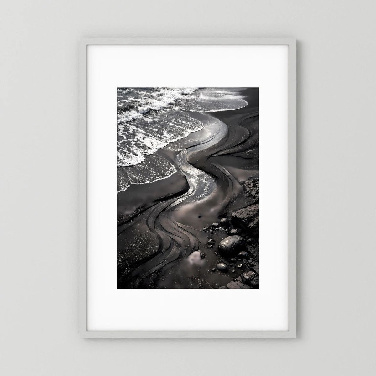 Hochformatiges Strandposter im weißen Rahmen mit schwarzen Sand- und Meereswellen