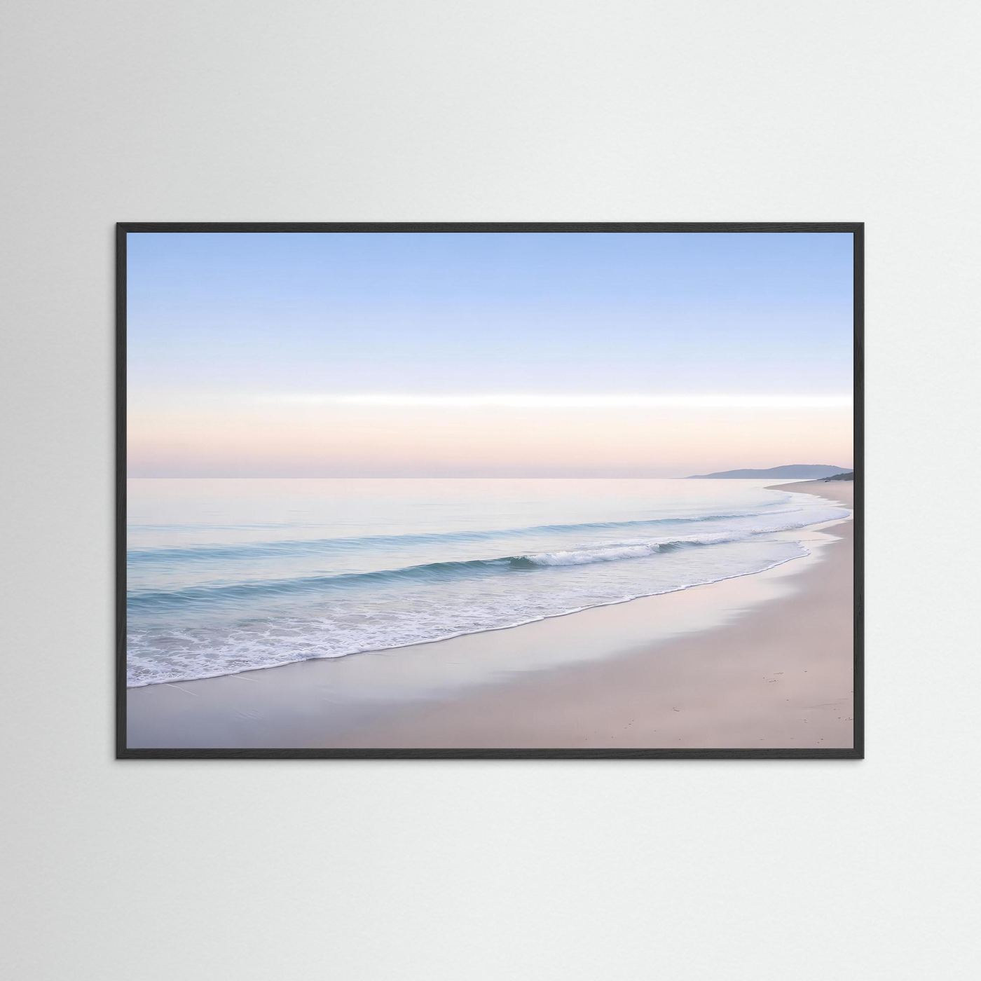 Meerstrand-Wandbild mit schwarzem Rahmen, sanfte Wellen und ruhiges Ufer