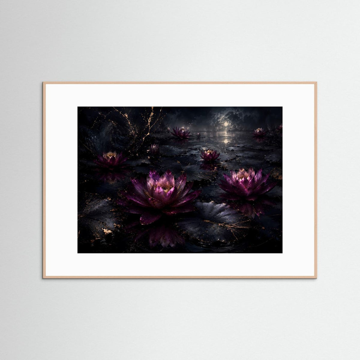 Wandbild mit Seerosenblüten in Dunkelviolett, heller Holzrahmen, weißer Rand