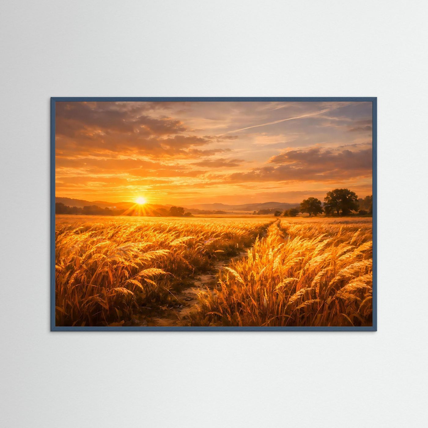 Poster mit goldenem Weizenfeld im Sonnenuntergang, dunkelblauer Holzrahmen