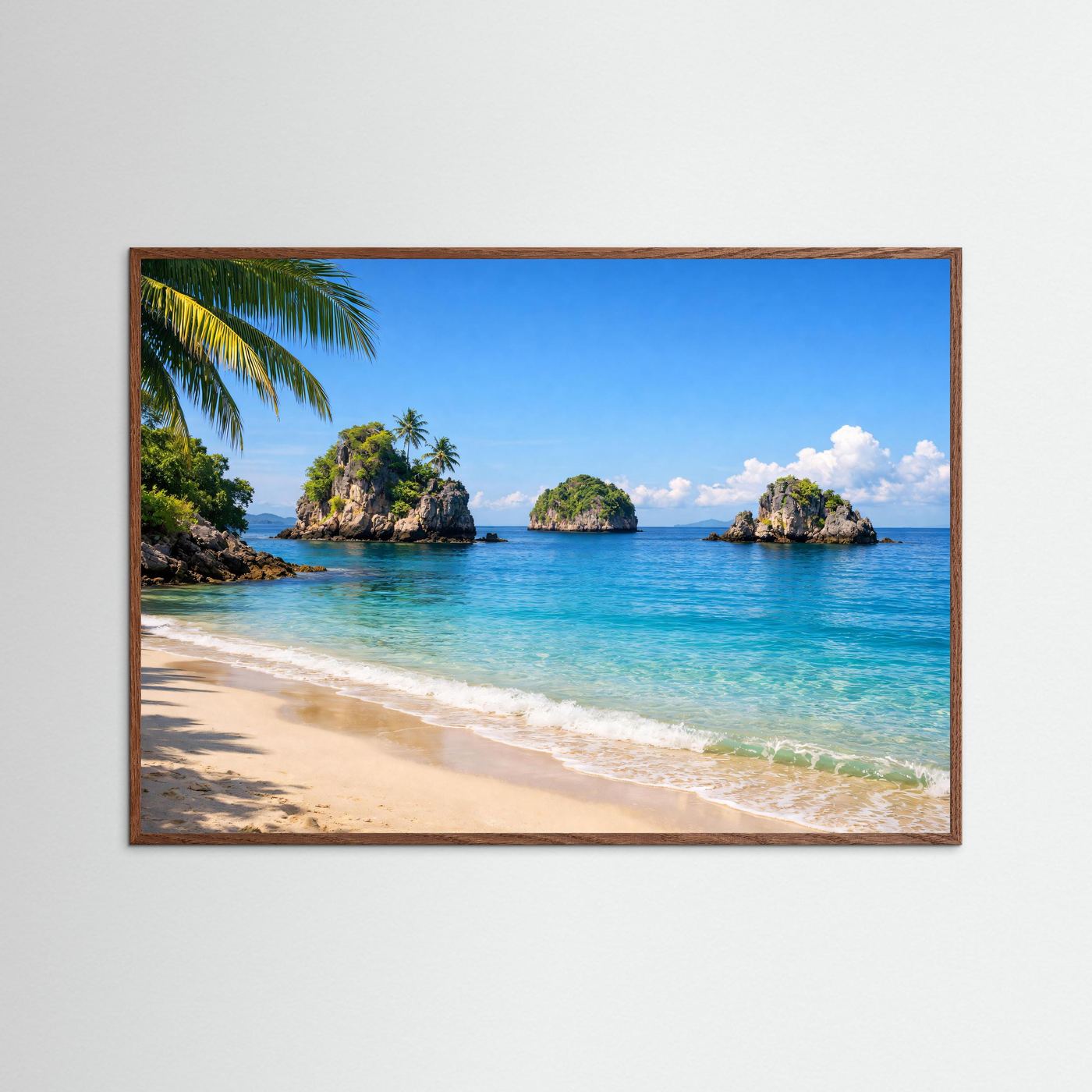Strandposter Panorama mit braunem Holzrahmen: tropischer Strand, türkisblaues Wasser und Inseln