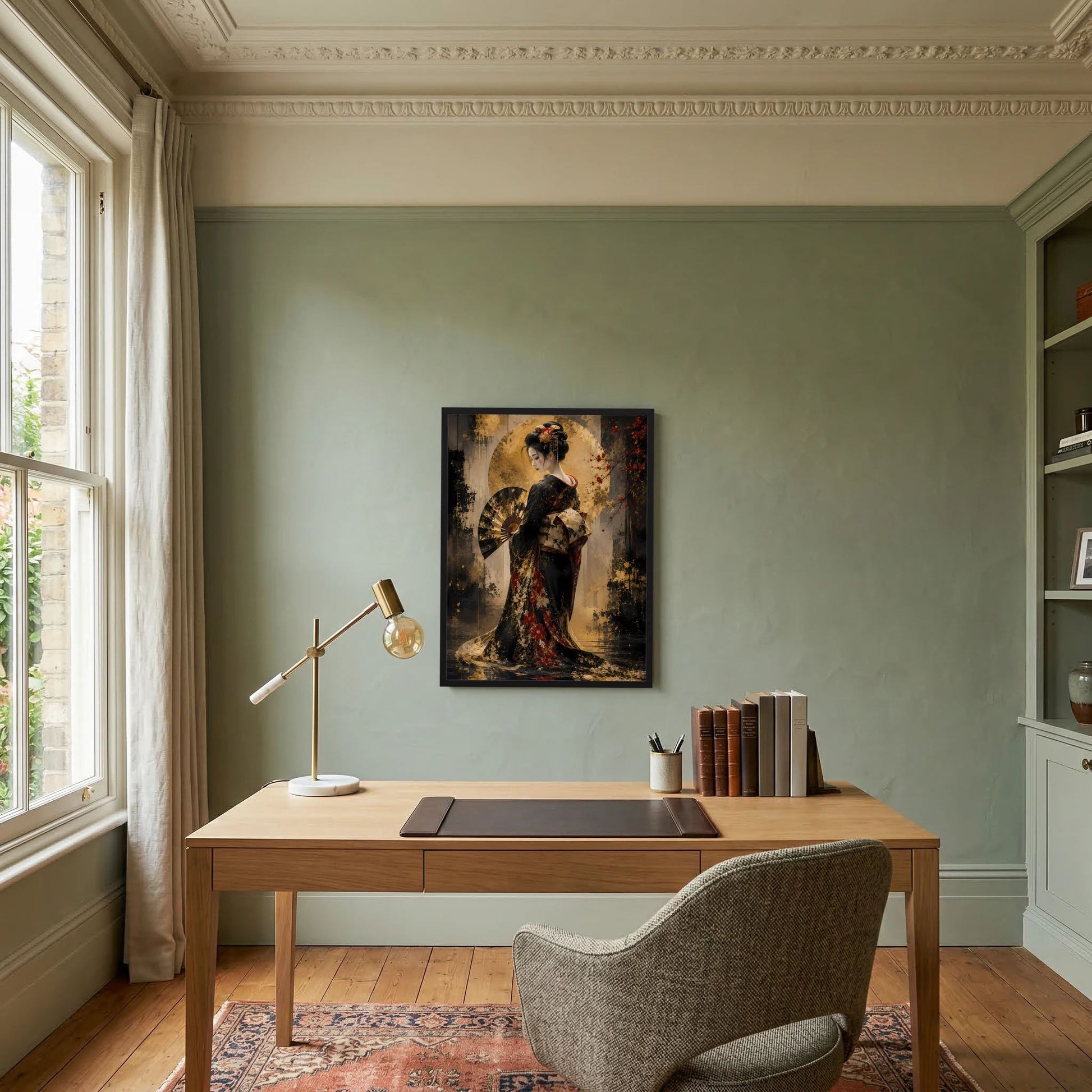 Hochformat-Poster: Geisha im schwarzen und goldenen Kimono, mit Fächer und Dekor