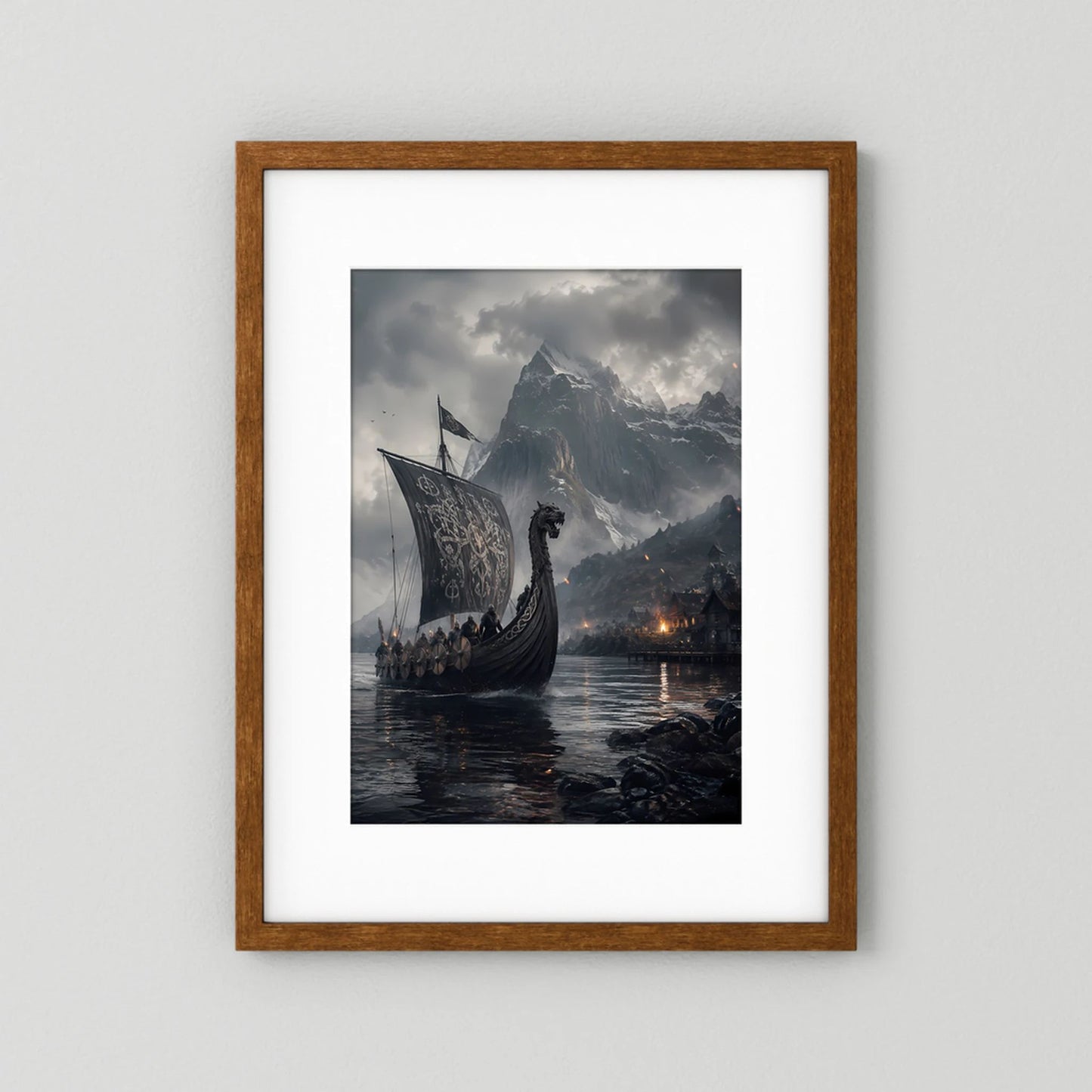 Poster mit Wikinger-Langschiff im Fjord, dunkler Holzrahmen