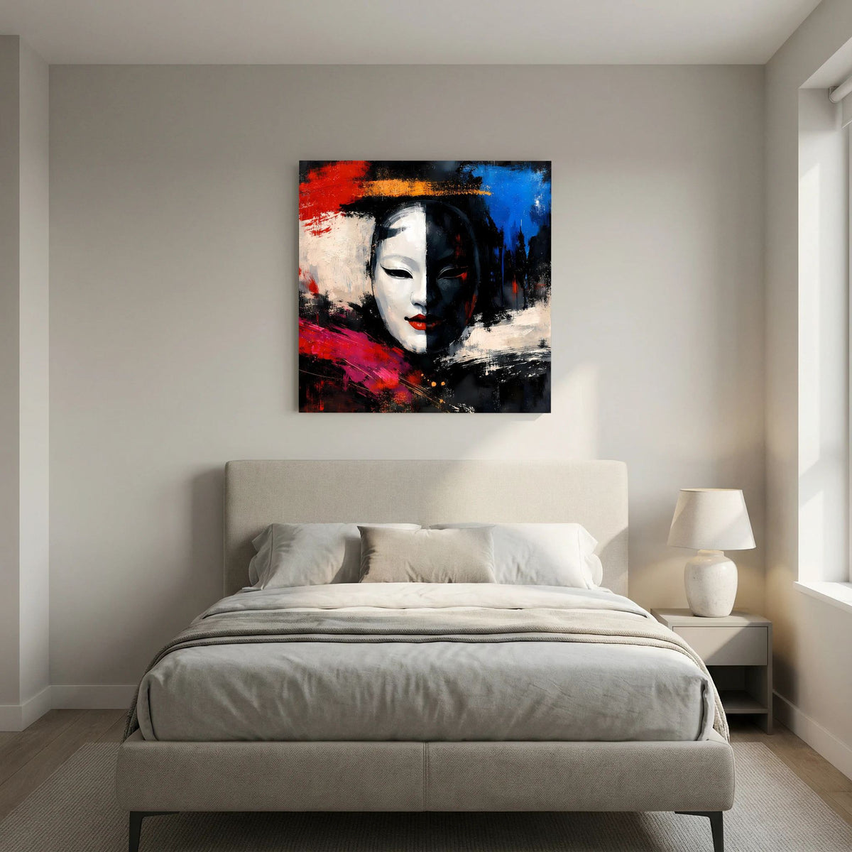 Abstraktes Wandbild mit Geisha-Maske, weißes Gesicht, dunkler Hintergrund, rote und blaue Akzente