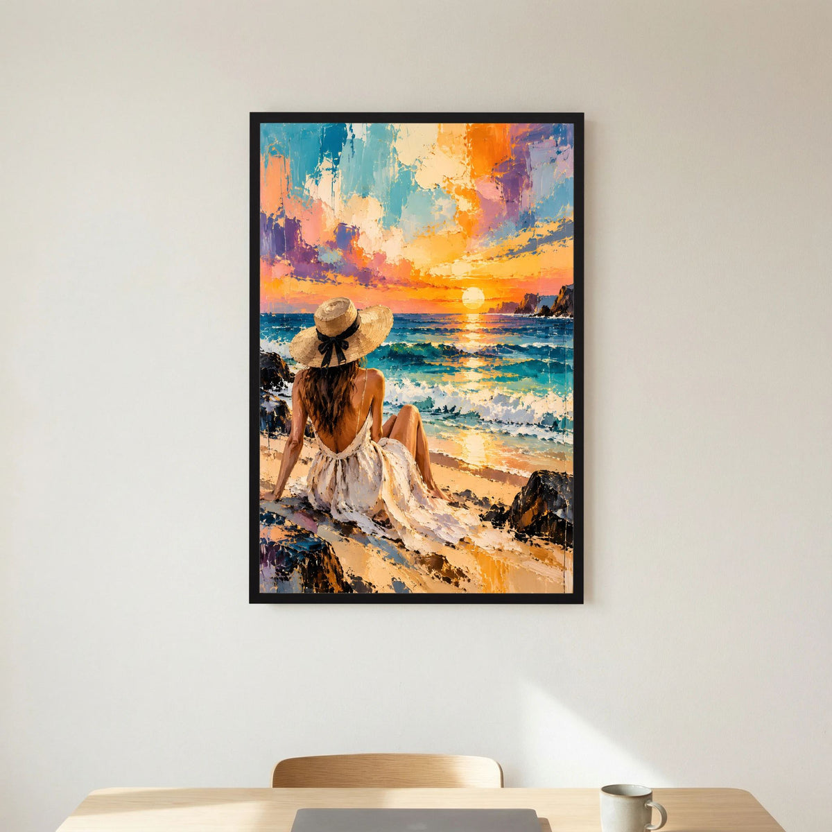 Poster im schwarzen Rahmen, Frau am Strand mit Strohhut; Sonnenuntergang mit türkis-orangen Farbflächen
