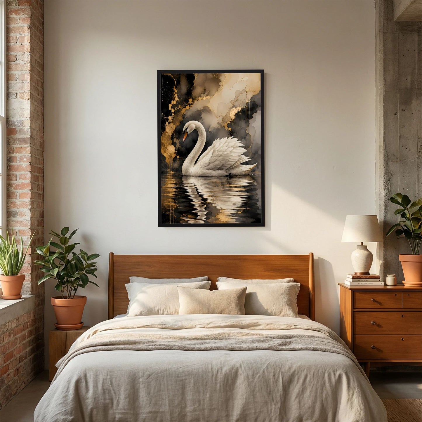 Schwanen-Poster im schwarzen Rahmen, weißer Schwan vor dramatischem Goldnebel
