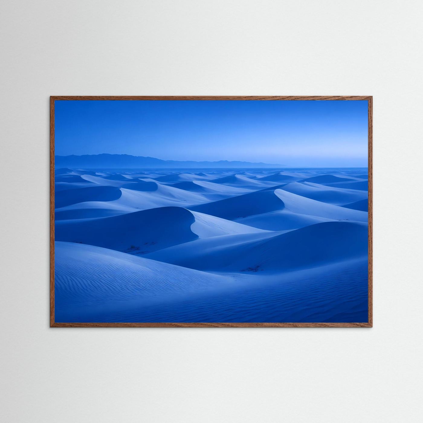 Wandposter mit blauem Dünenlandschaft-Motiv im braunen Holzrahmen