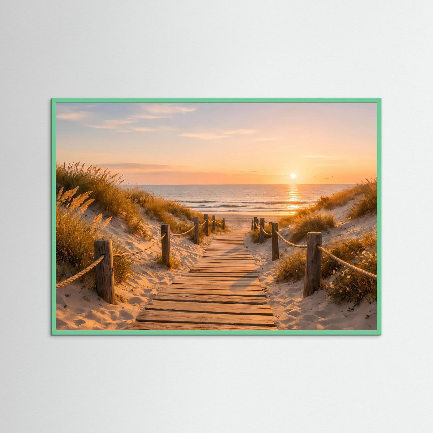 Wandbild mit Holzsteg durch Dünen zum Meer bei Sonnenuntergang, grüner Rahmen