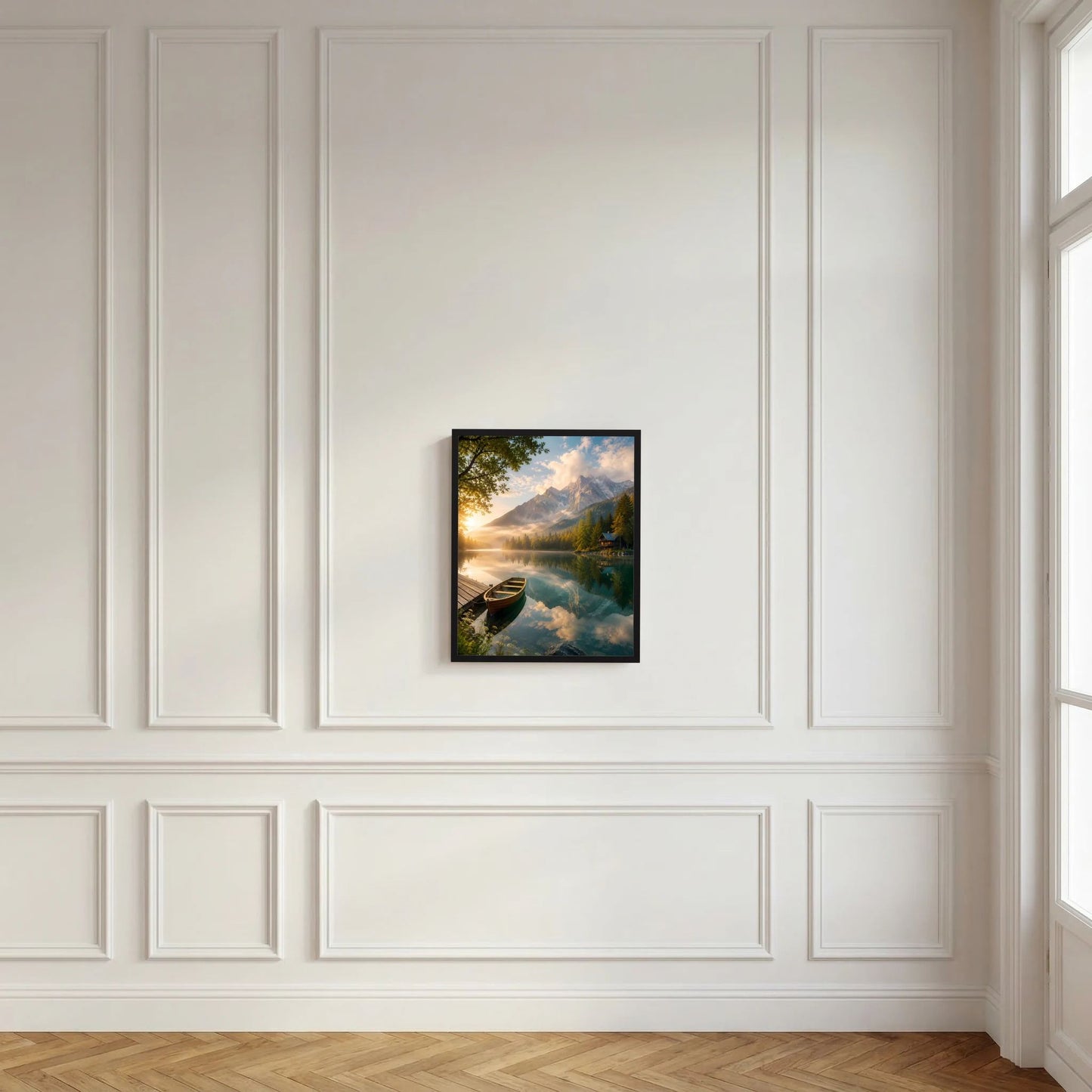 Kunstposter im schwarzen Rahmen mit Alpenmotiv: Holzboot am See, Morgenstimmung.