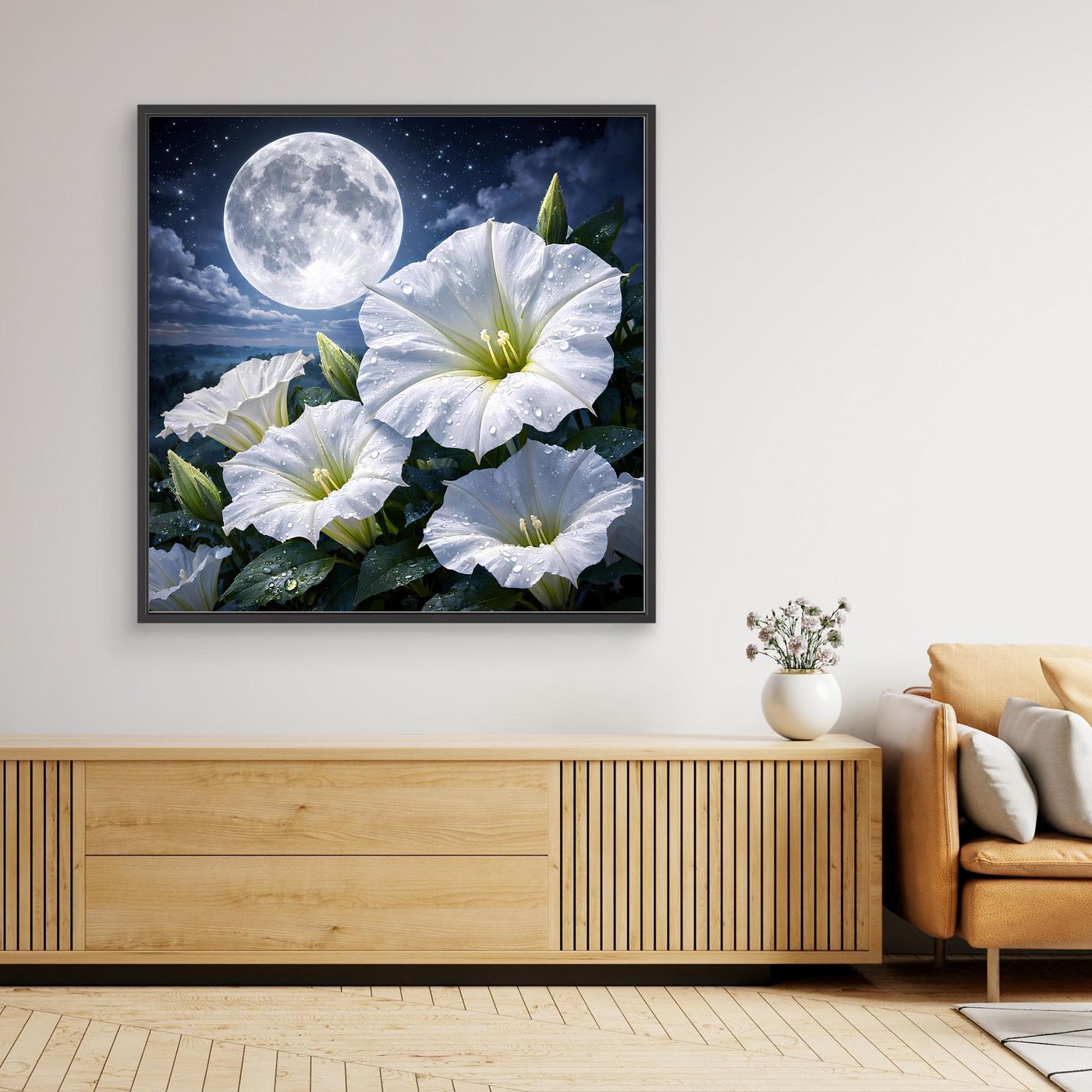 Wandbild mit weißen Lilien und Vollmond über der Nachtlandschaft, schwarzer Rahmen