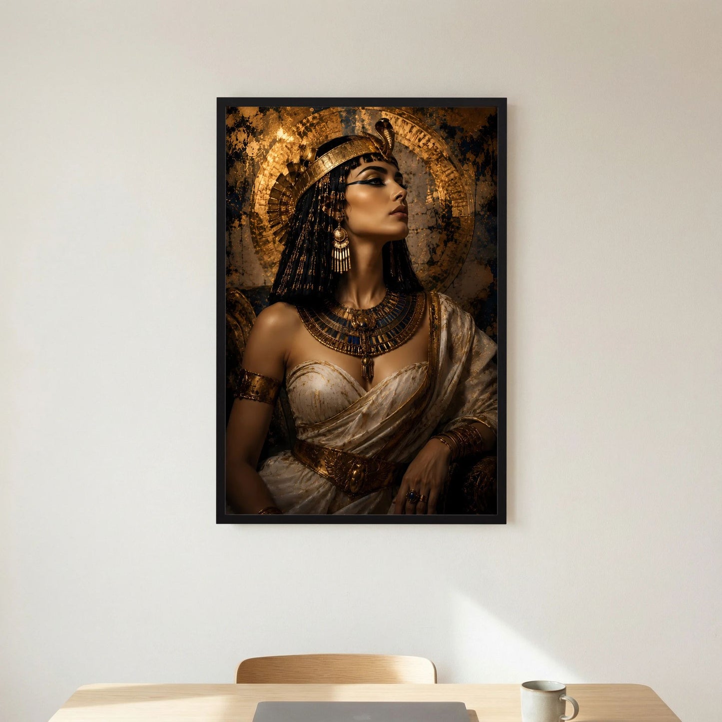Gerahmtes Cleopatra-Porträt im Hochformat, Frau mit goldener Halskette und Kopfschmuck