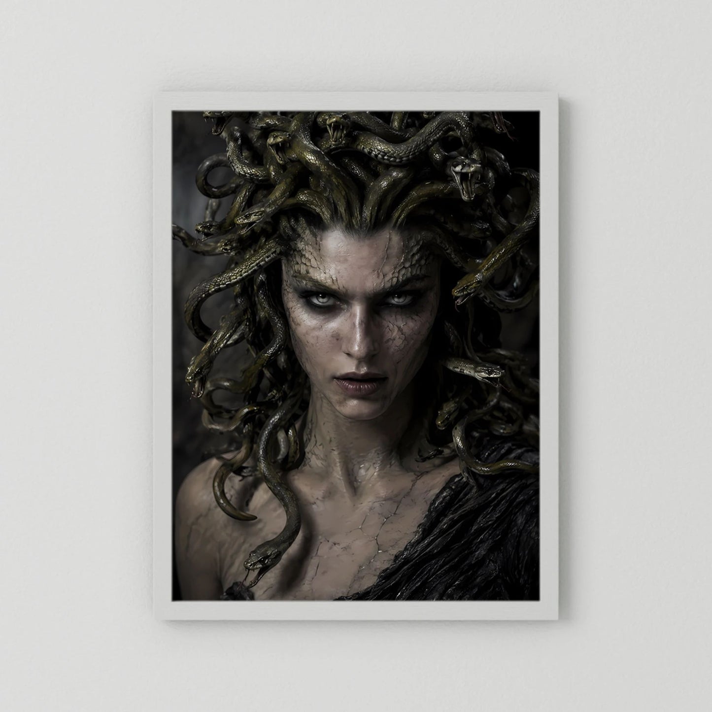 Hochformatiges Medusa-Fantasy-Porträtposter mit weißem Passepartout, ohne Rahmen