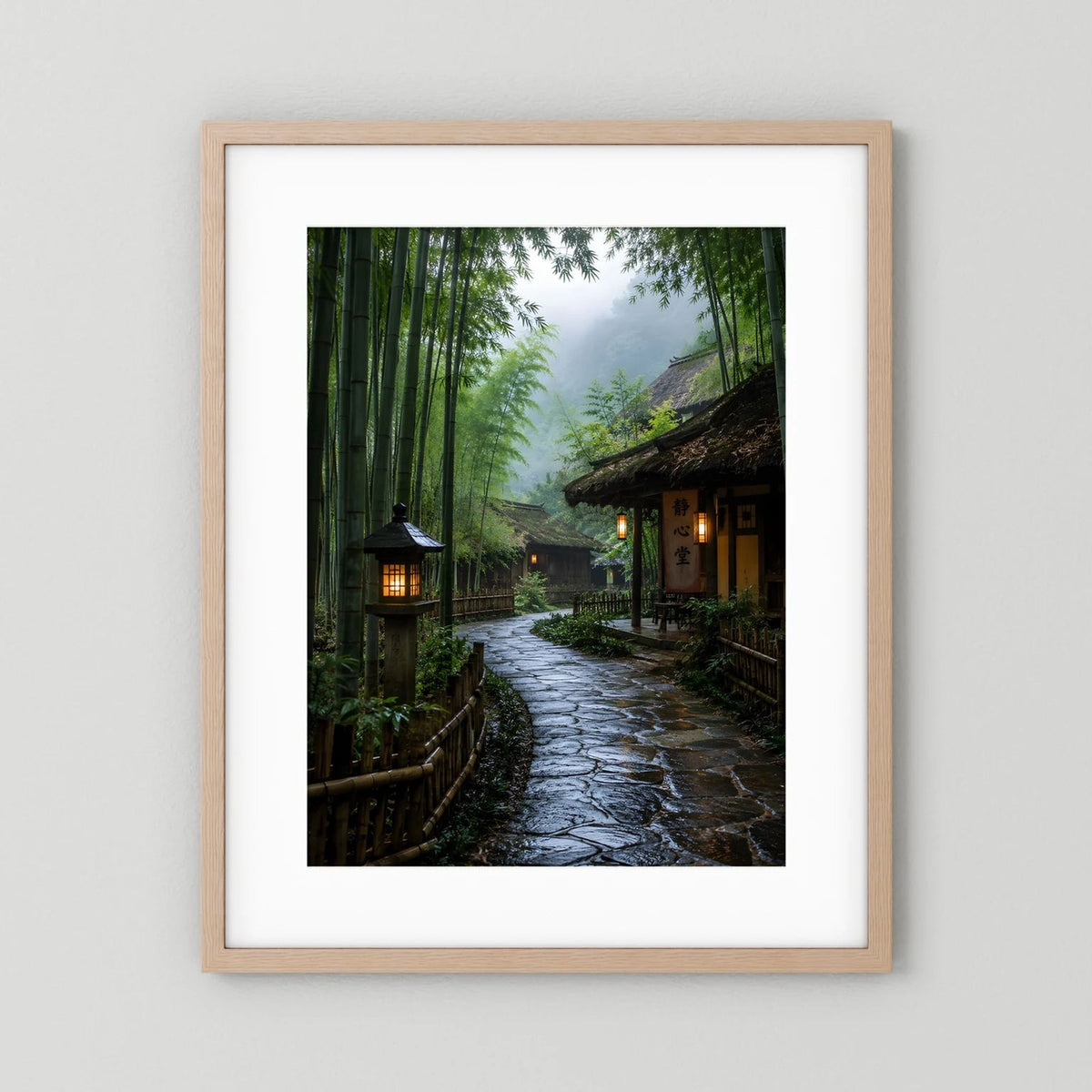 Wandposter mit beigem Holzrahmen und weißem Passepartout: Zen-Weg zwischen Bambus, Laternen.