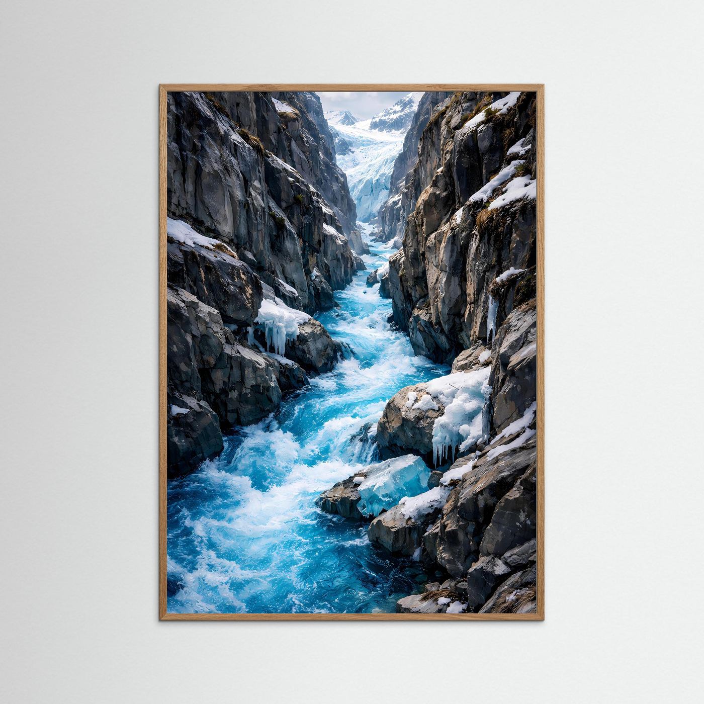 Gerahmtes Poster mit Gletscherschlucht-Landschaft, blaues Wasser zwischen dunklen Felswänden, helles Holz