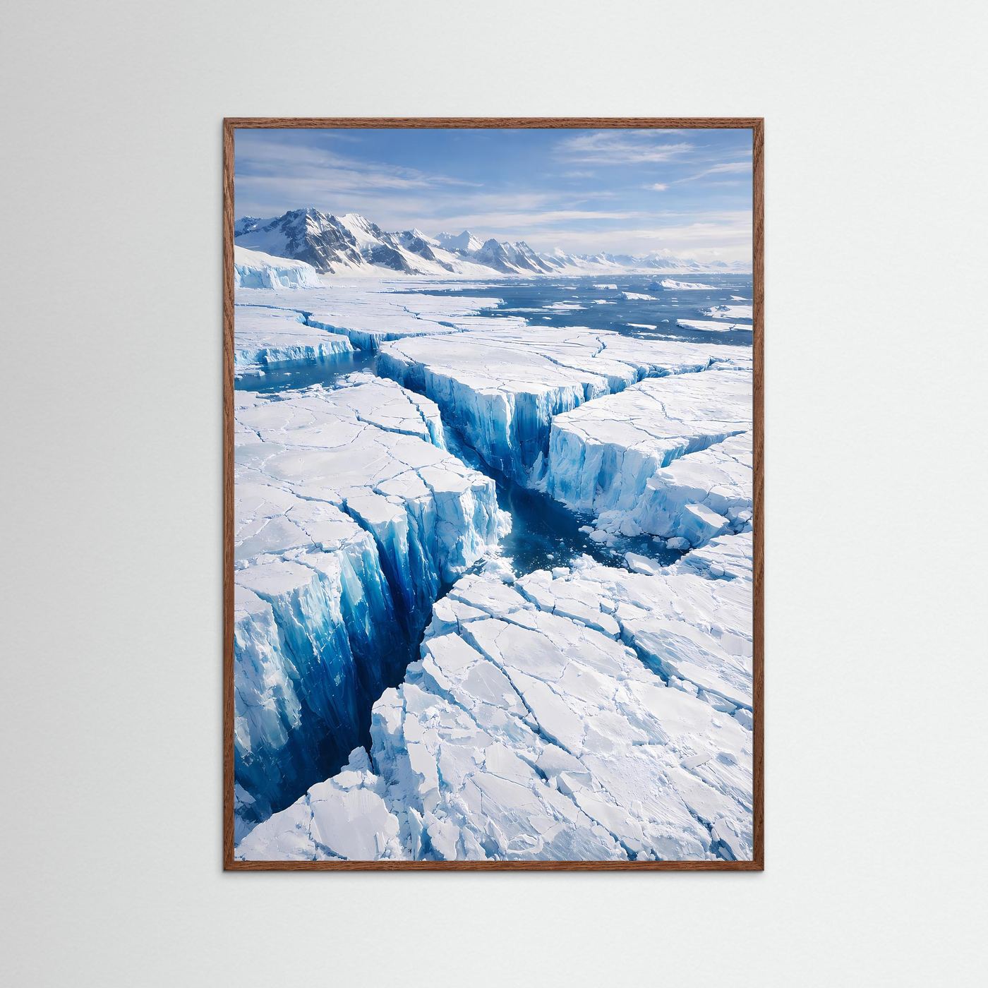 Arktis-Gletscherposter mit Eisbergen in Blau und Weiß, Hochformat mit braunem Holzrahmen