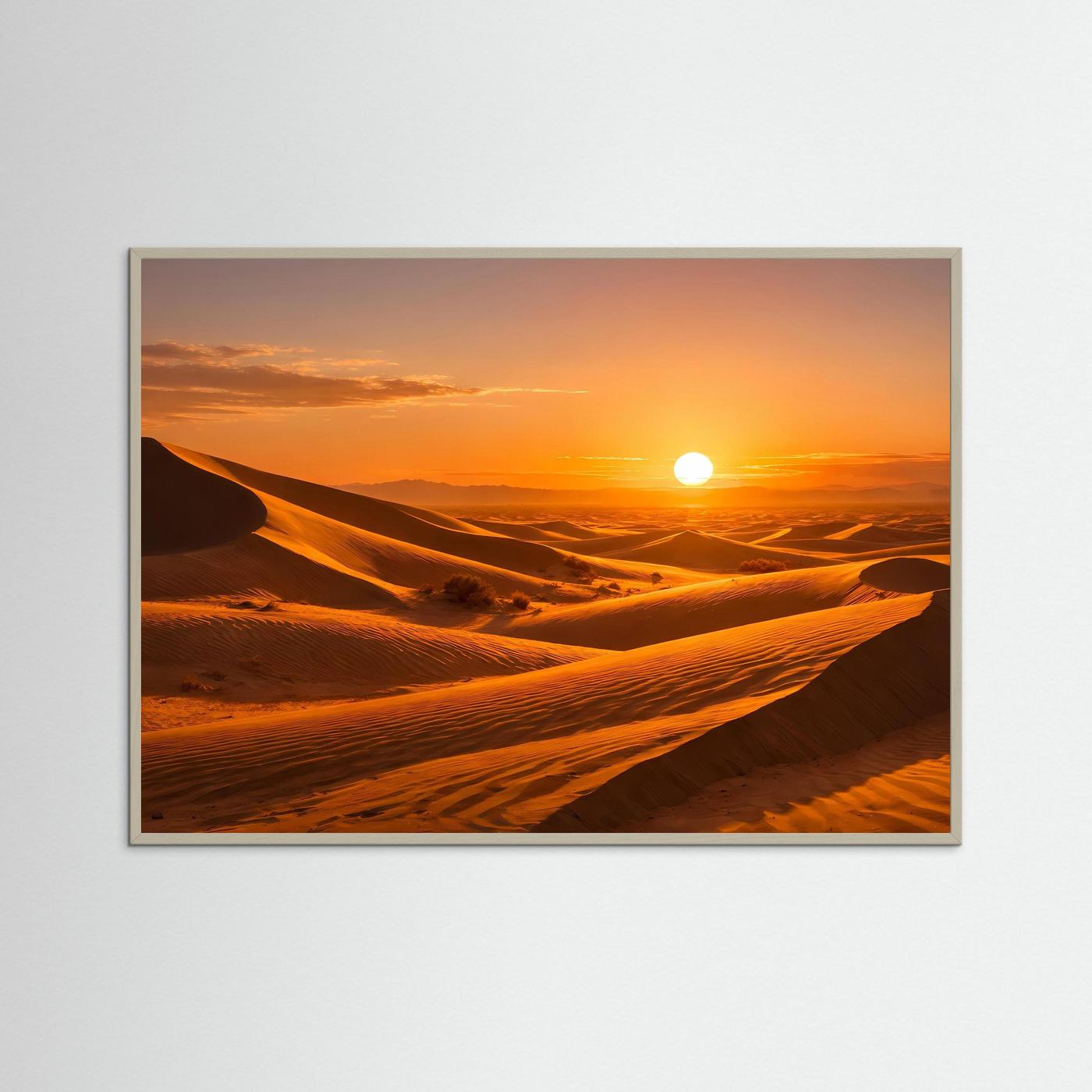 Querformatiges Wüstenpanorama-Poster mit beigem/grauen Rahmen: Dünen im Sonnenuntergang