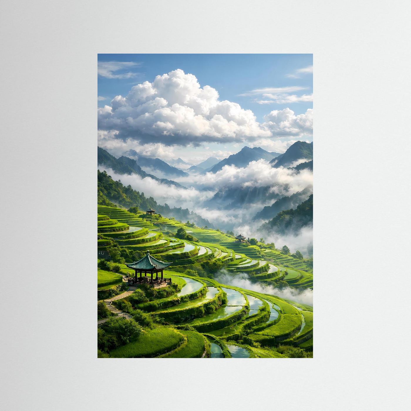 Hochformatiges Natur-Poster mit Reisterrassen, Bergkulisse und Nebel