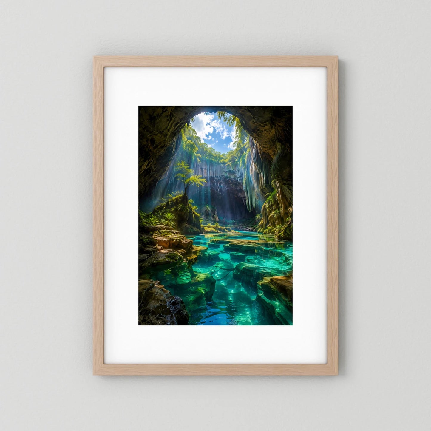 Verborgene Höhle mit türkisblauem Wasser | Mystische Natur-Oase im Sonnenlicht | Poster Hochformat