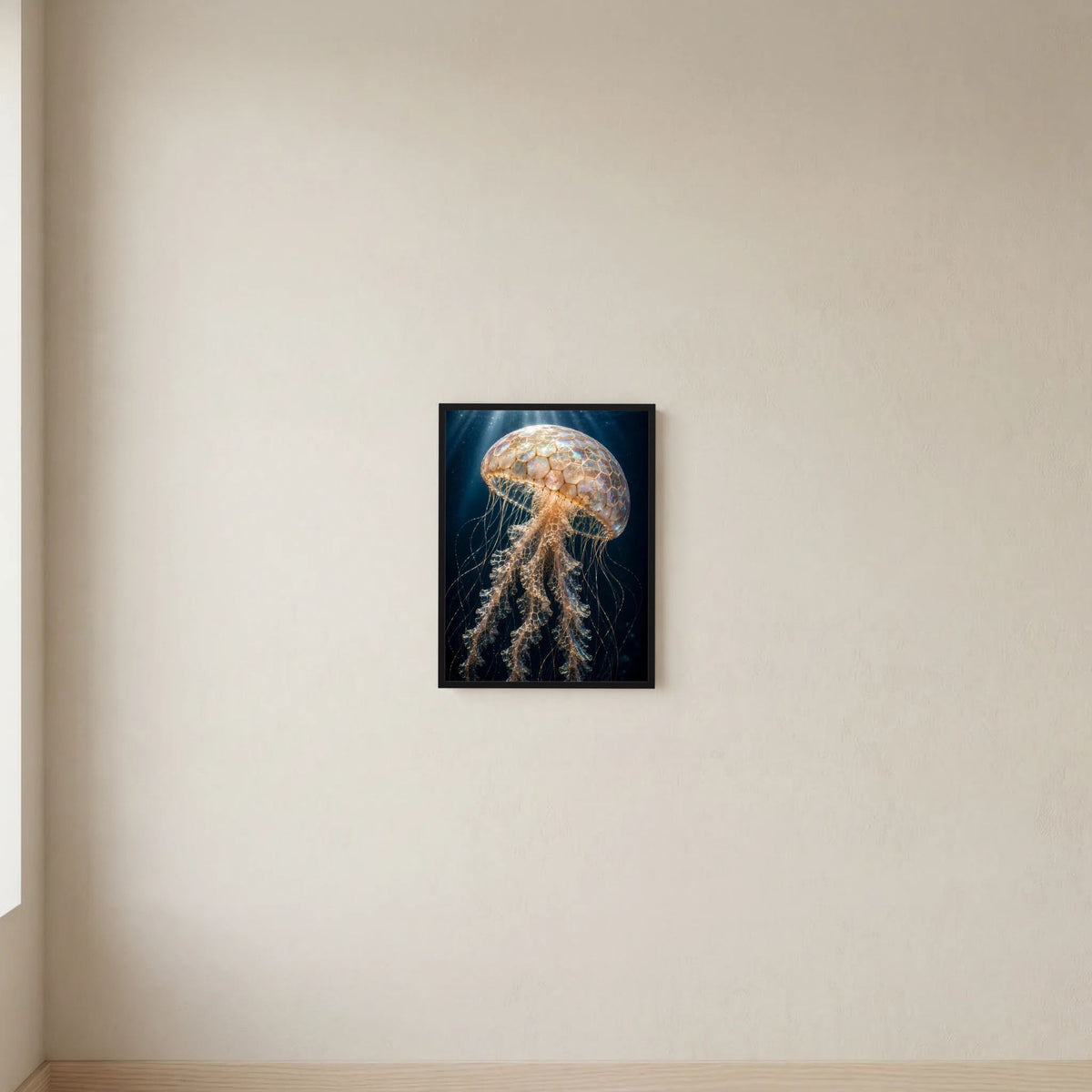 Hochformat-Poster mit goldener Qualle auf blauem Hintergrund, schwarzer Rahmen