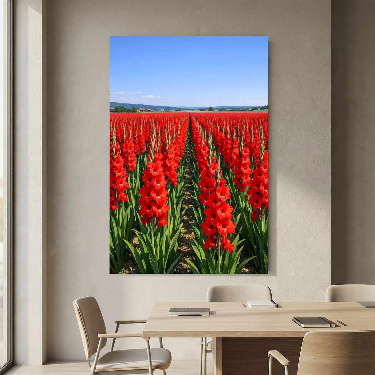Vertikales Wandbild: rotes Gladiolenfeld mit grünen Blättern und blauem Himmel