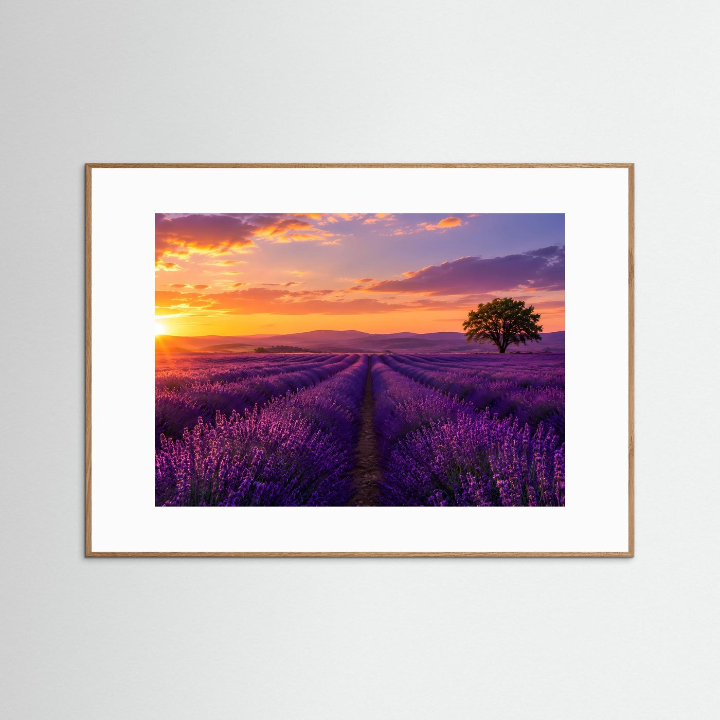 Gerahmtes Wandbild mit Lavendelfeld bei Sonnenuntergang, hellbrauner Holzrahmen