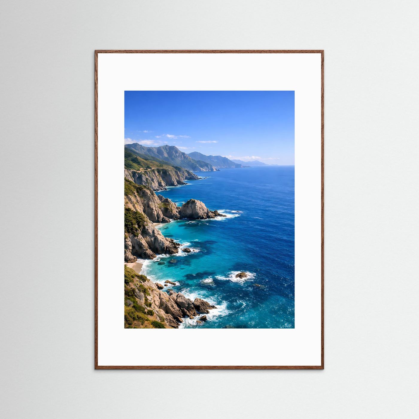 Meerposter mit Küstenfelsen und türkisblauem Wasser, braun gerahmt, hochformat