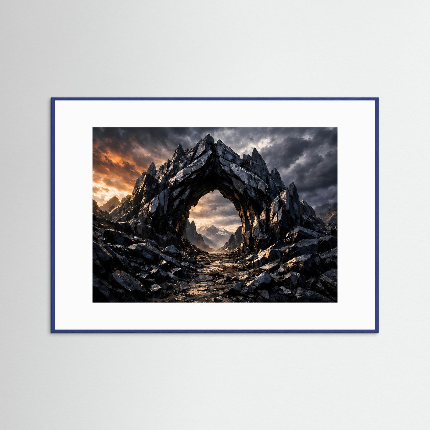 Poster im Querformat: dunkler Felsbogen in den Bergen, blauer Holzrahmen