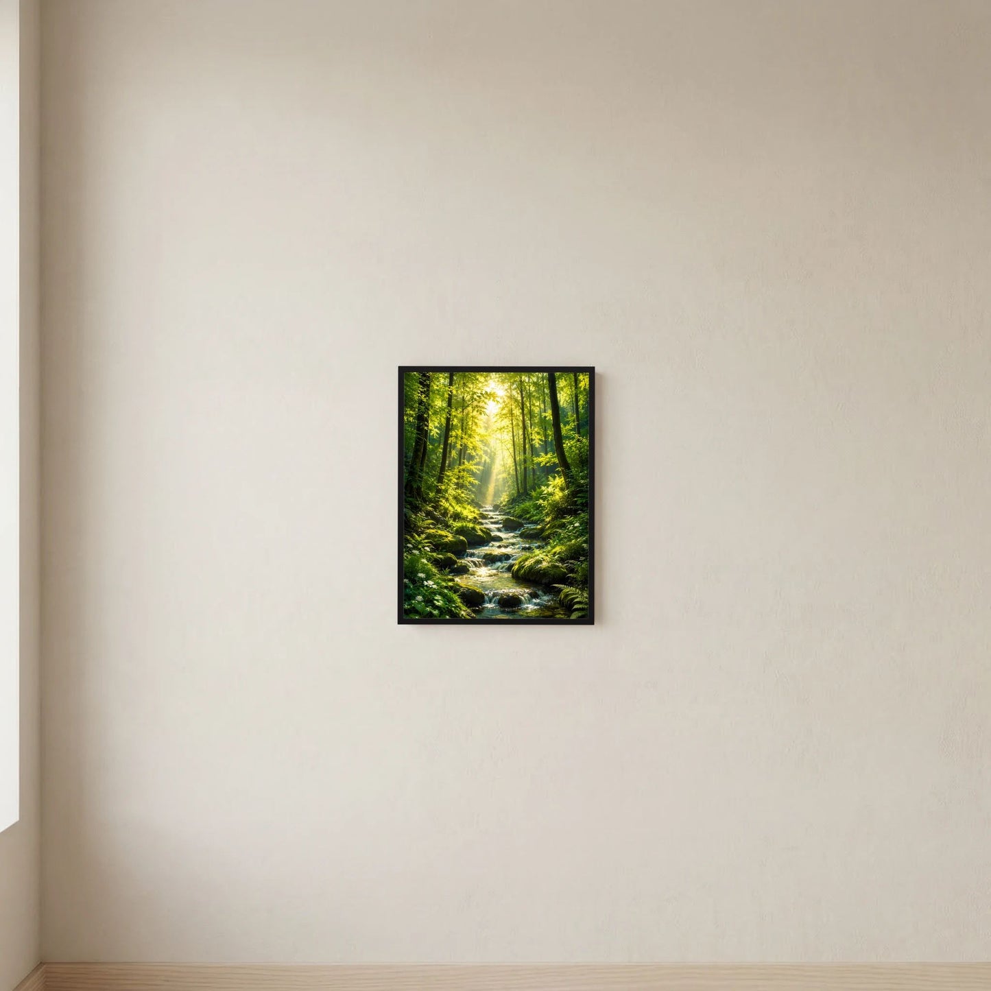 Hochformat-Poster mit Waldweg und Bach, Sonnenstrahlen durch Bäume, schwarz gerahmt