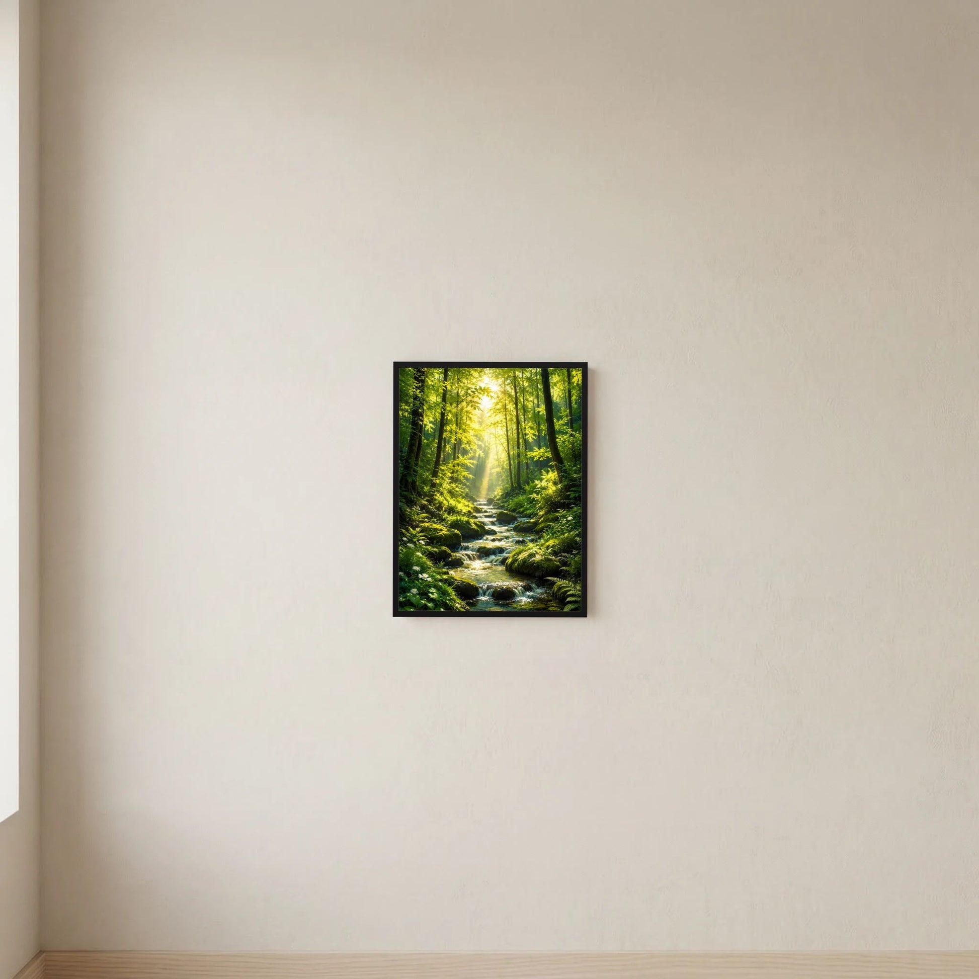 Hochformat-Poster mit Waldweg und Bach, Sonnenstrahlen durch Bäume, schwarz gerahmt