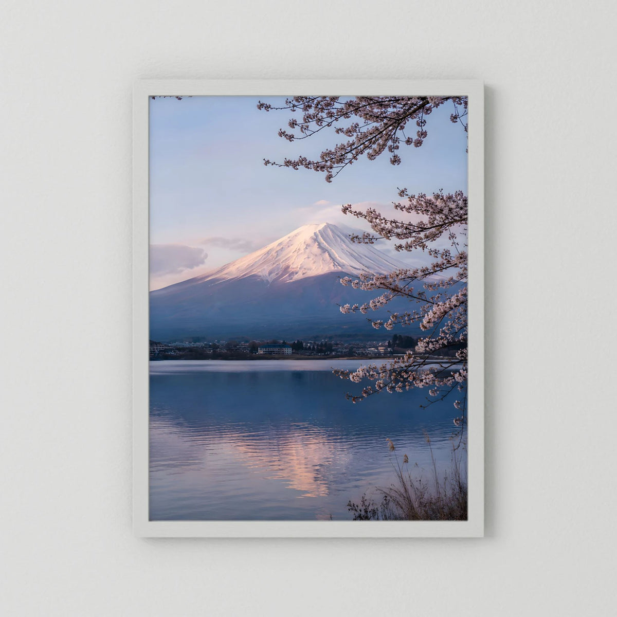 Hochformat-Kunstposter mit Fuji, See und Kirschblüten, helles Passepartout ohne Rahmen