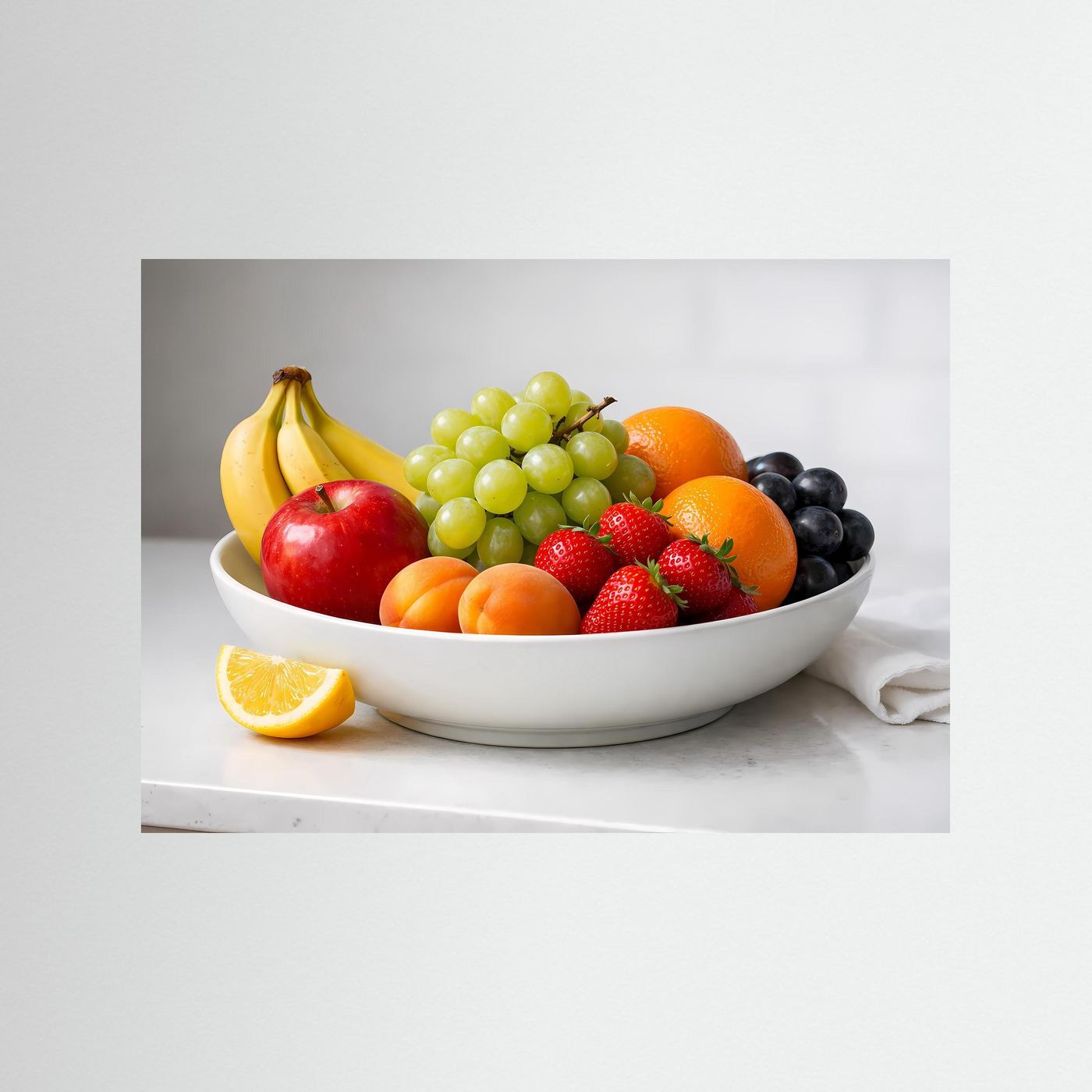 Obststillleben-Poster im Querformat: weiße Schüssel mit Früchten, ohne Rahmen.
