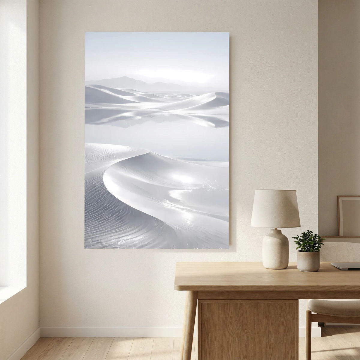 Wandposter mit minimalistischer Wüstenlandschaft in Weiß und Grau, Hochformat