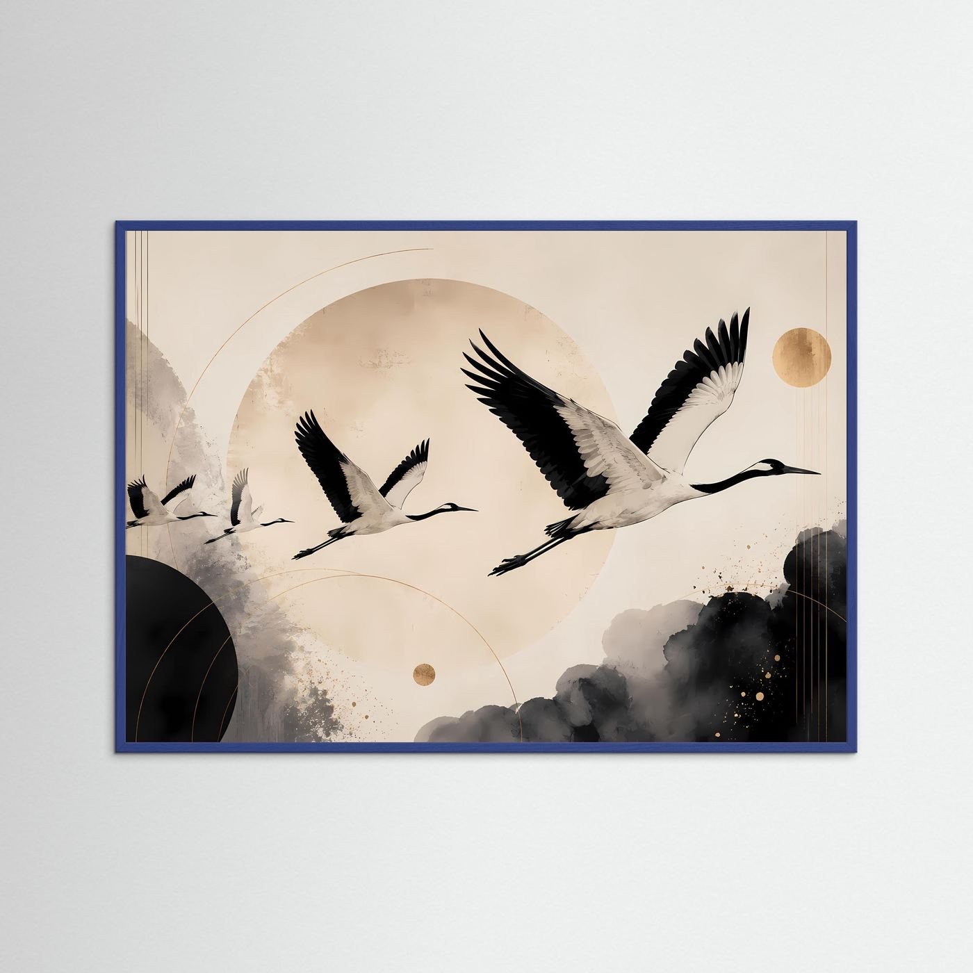 Querformatiges Kranich-Poster im blauem Holzrahmen, schwarz-beige mit goldenen Akzenten