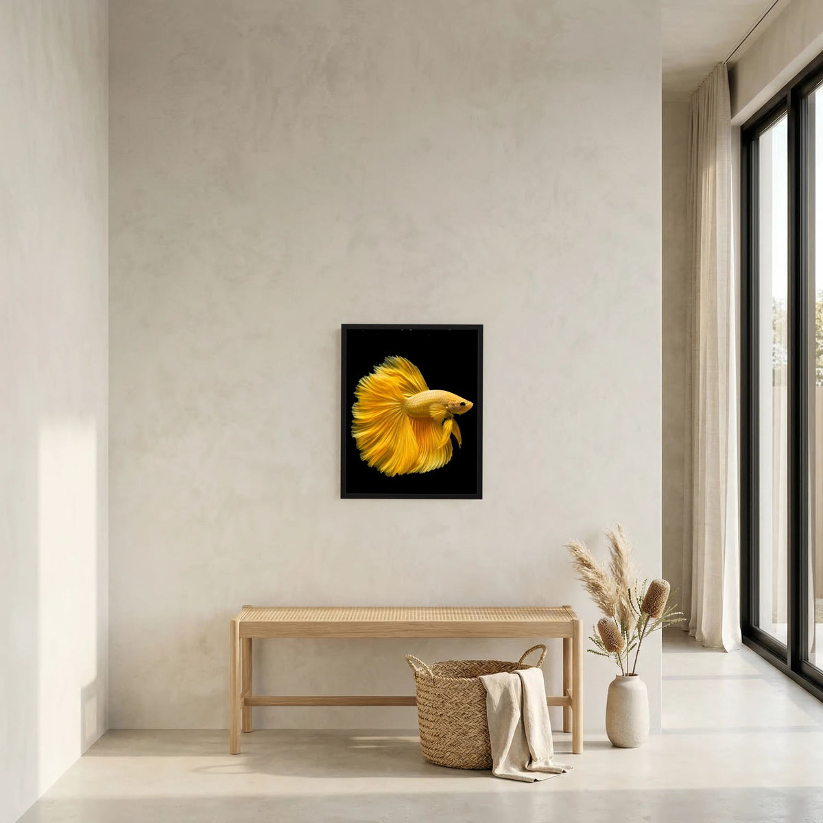 Gerahmtes Kunstposter mit goldgelbem Kampffisch an der Wand über Sitzbank im Raum