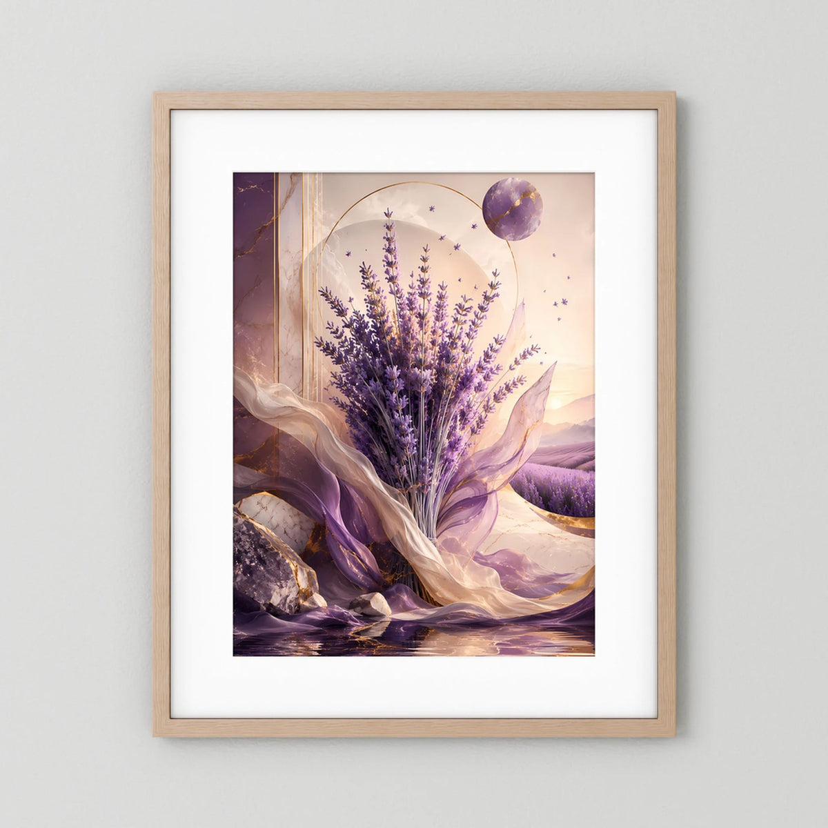 Hochformat-Poster mit hellem Holzrahmen: Lavendelblütenmotiv in Violett und Gold, mit Violettkugel