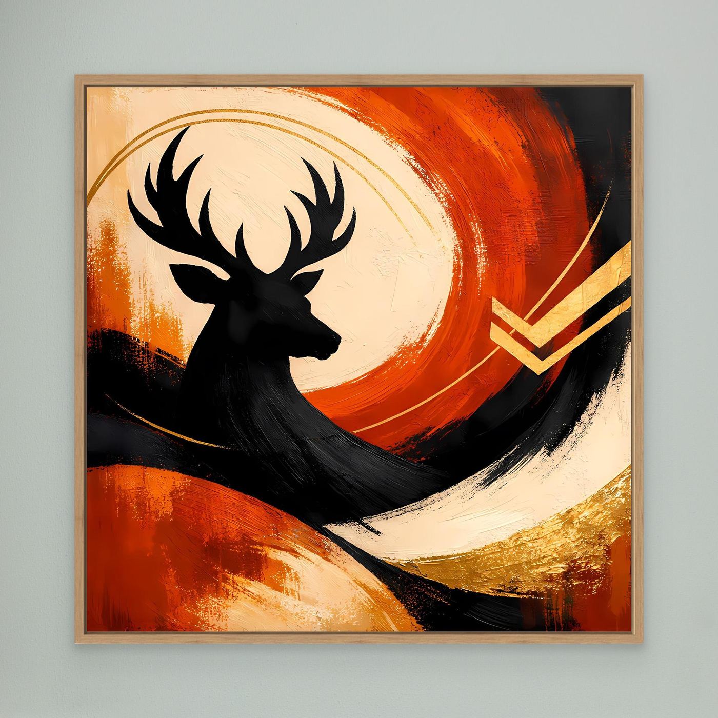 Leinwandbild mit Hirschmotiv in Schwarz, Orange- und Goldtönen, im hellbraunen Holzrahmen